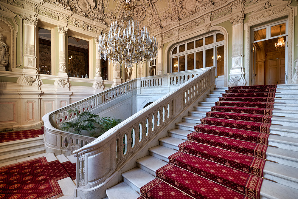 Гостей встречает парадная лестница. Уже по ней видно, какими роскошными окажутся интерьеры дворца. Фото: marcobrivio.photo / Shutterstock
