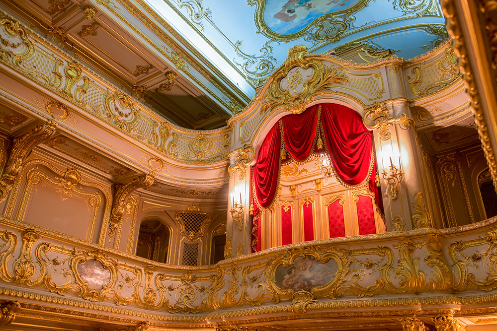 В домашний театр Юсуповского дворца стоит попасть хотя бы ради интерьера. Фото: Pukhov K / Shutterstock