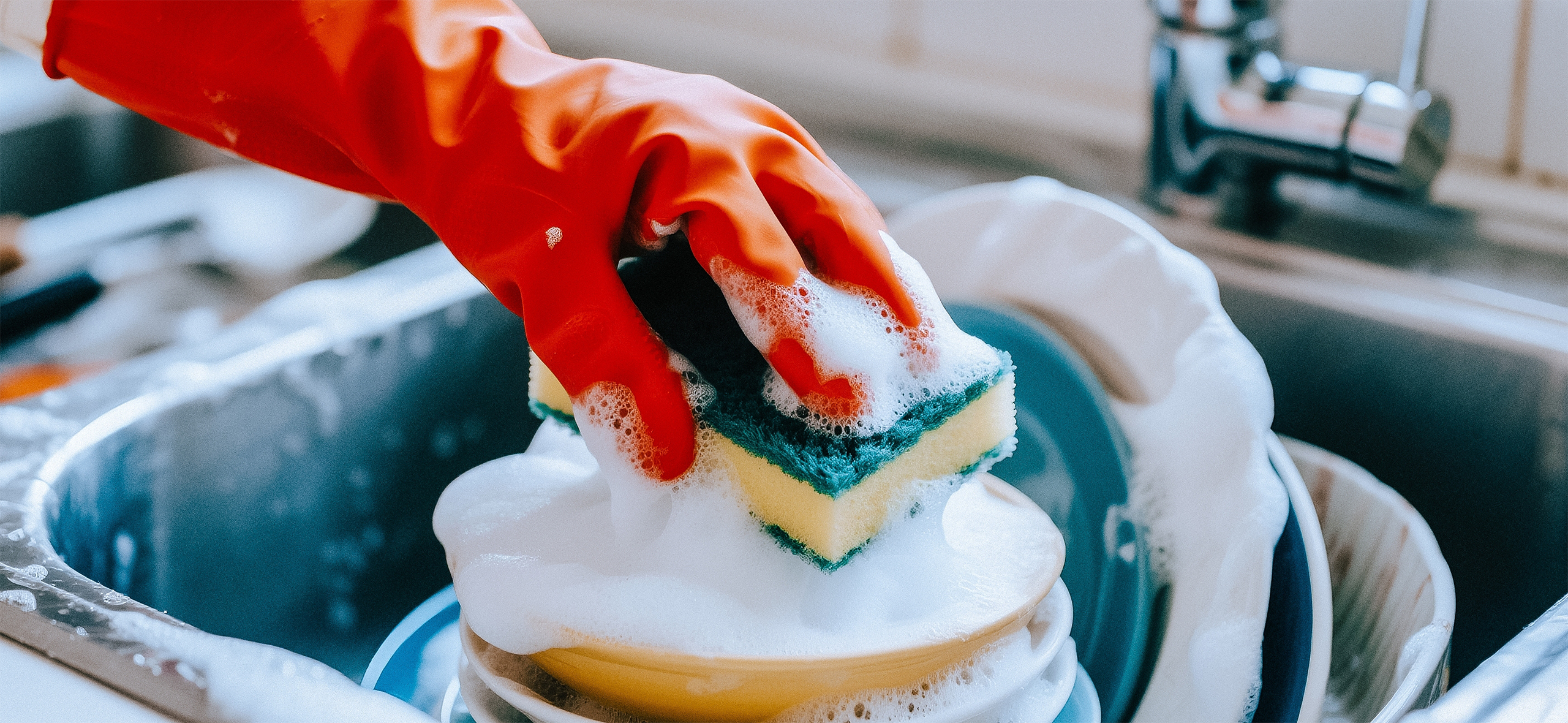 Честный обзор: почему щетка с доза­тором не заменит обычную губку на кухне