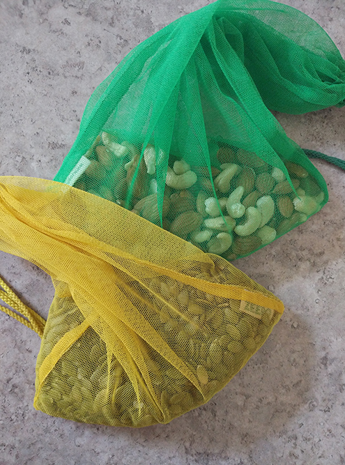 Орехи и семечки я складываю в специальные мешочки, на рынке продавцы без вопросов насыпают в них