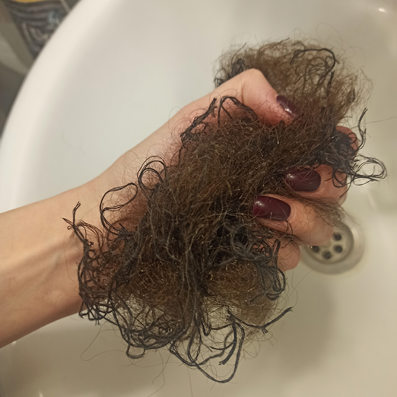Вот такой клубок из выпавших волос и ниток для креплений у меня получается за два месяца