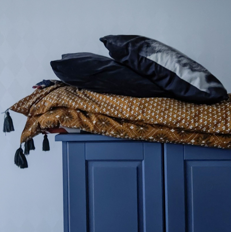 Синий икеевский шкаф под одежду служит лежанкой для чтения