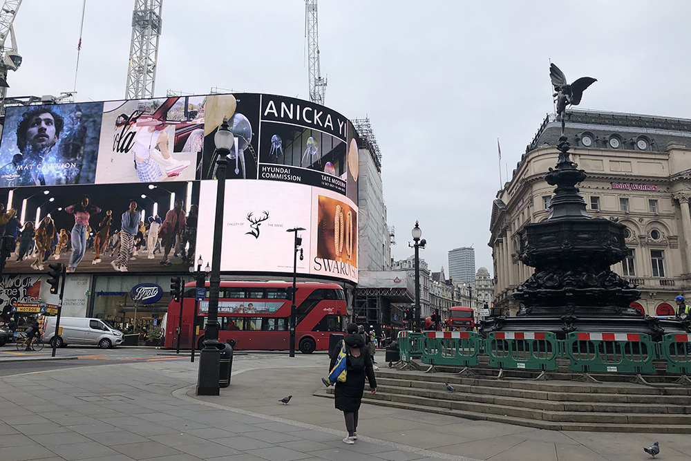 А это Piccadilly Circus, известная площадь с огромным рекламным баннером