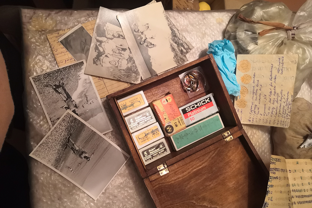 Коробочка со старыми лезвиями, монетами и фотографиями