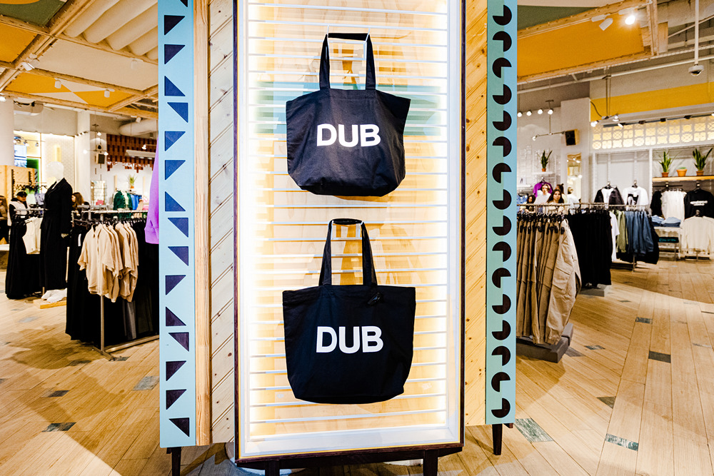 Дизайнеры Inditex к новому бренду отношения не имеют, но многие вещи Dub напоминают Pull&Bear пятилетней давности