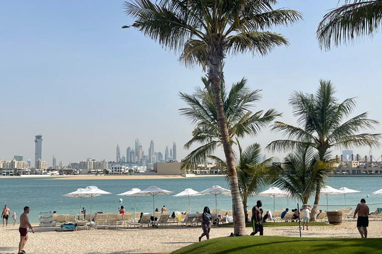 Вид на район Дубай Марина с пляжа аквапарка на острове Пальма Джумейра