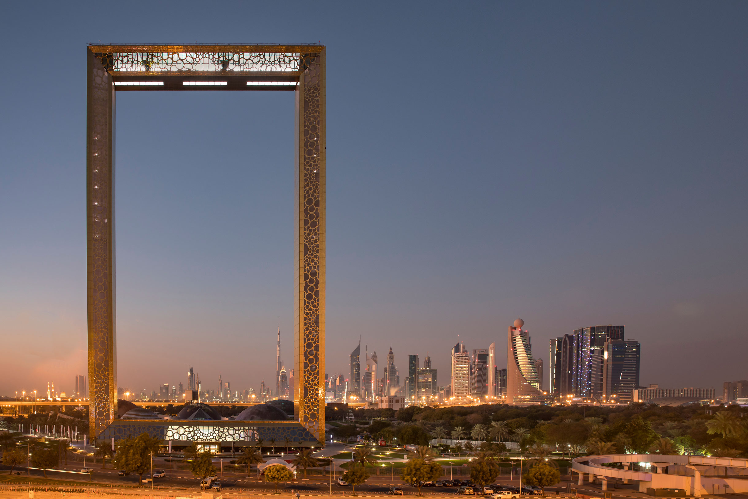 С одной стороны с «Дубай Фрейм» открывается вид на современный Дубай, с другой — на первый район города, где когда‑то ловили жемчуг. Фото: Katiekk / Shutterstock