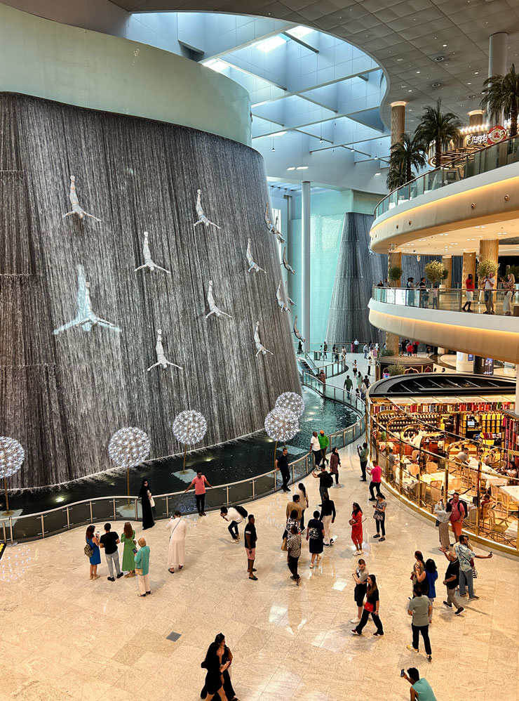 В «Дубай-молле» есть большое количество магазинов и ресторанов, фонтан, океанариум, макет самолета и каток