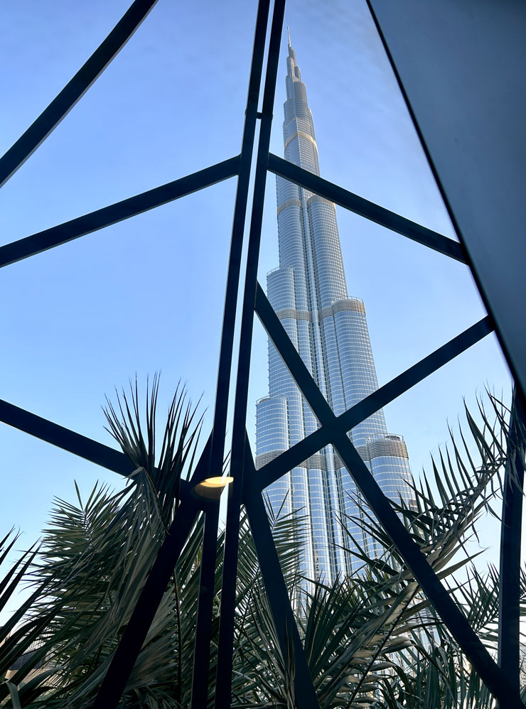 После поездки в Дубай в моем телефоне фотографий с Бурдж-Халифой больше, чем со мной