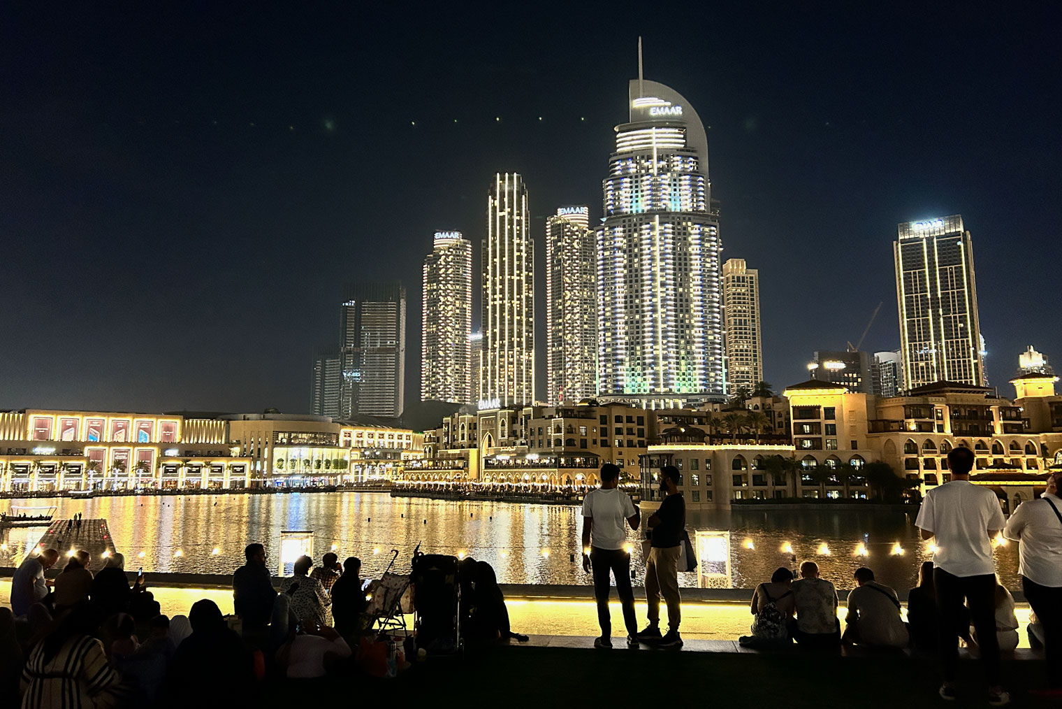 Напротив «Дубай-молла» есть небольшая видовая площадка. Вечером там можно сидеть на траве и смотреть на фонтаны