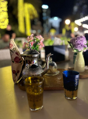 Сидеть вечером на улице и пить марокканский чай с видом на небоскребы — еще одно любимое занятие в Дубае