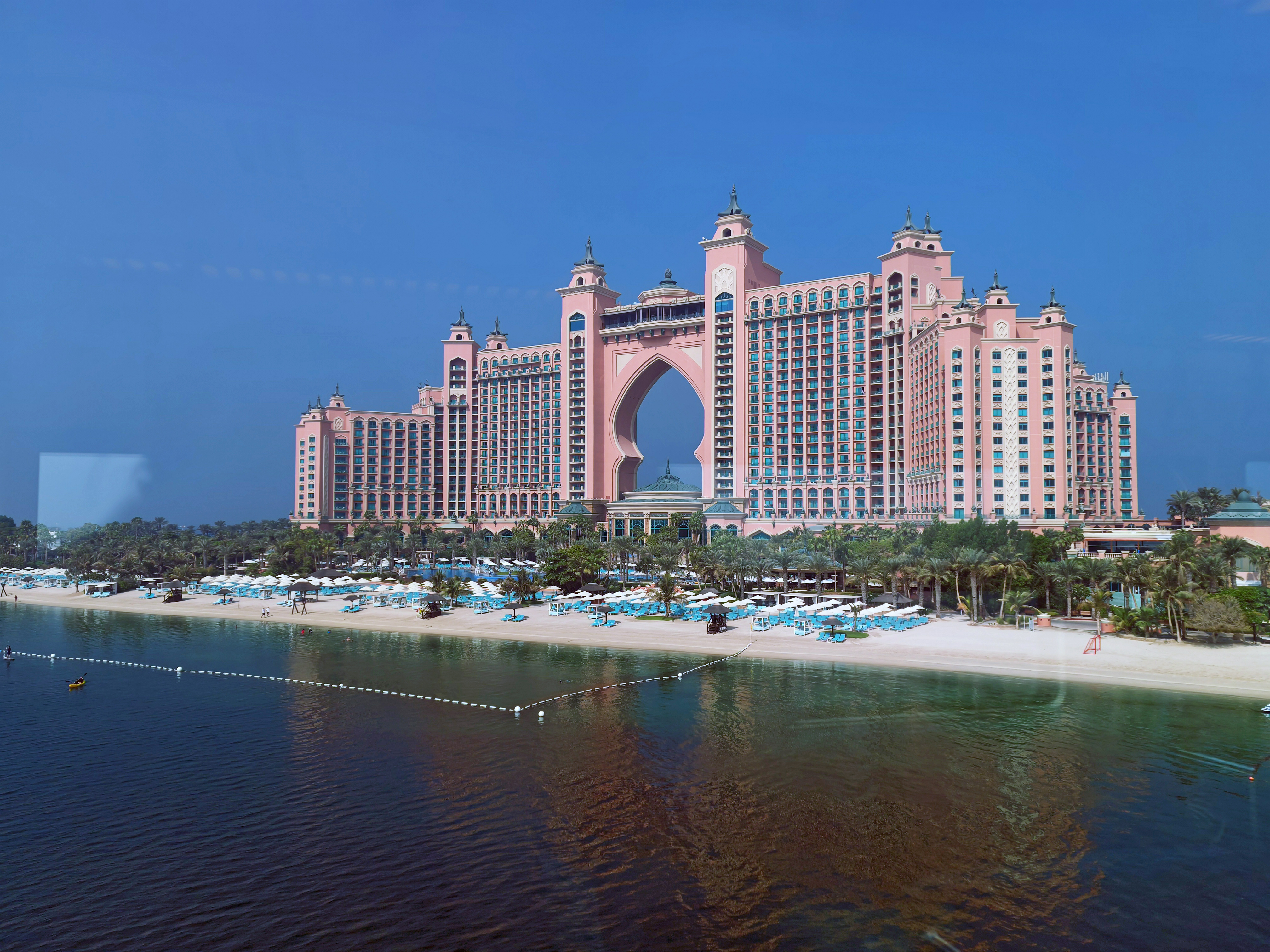 “Старый” Atlantis the Palm, напоминающий огромный восточный дворец (неопознанный летающий треугольник — блик в окне поезда, извините). Кажется, что сейчас через арку в центре пролетит кто-то на ковре