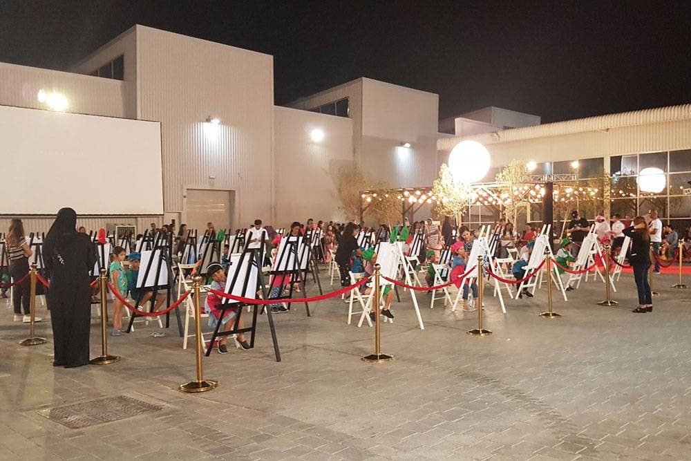 В арт-пространстве «Альсеркал» в индустриальной зоне Дубая проводят независимые выставки и разные мастер-классы — по живописи или лепке из глины. На фото — одно из детских занятий
