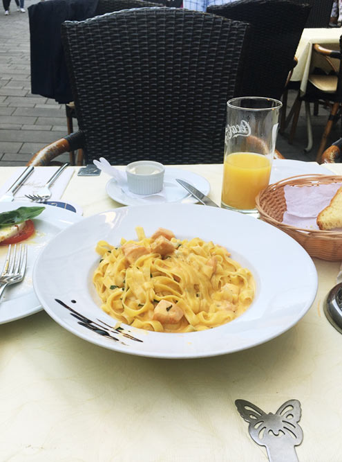 Мое самое любимое место — Trattoria la Grappa. Паста с морепродуктами за 12 € (909 ₽) и апельсиновый сок за 2 € (151 ₽)