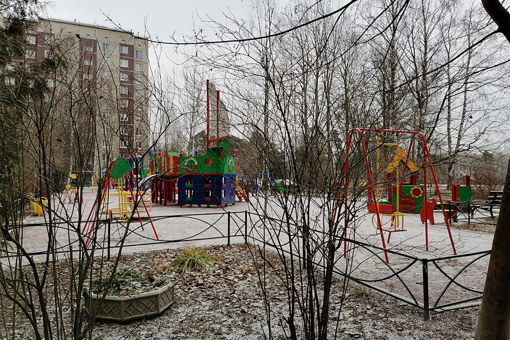 Детская площадка во дворе