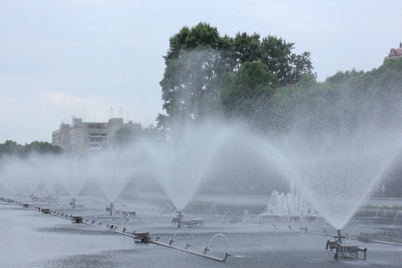 Музыкальный фонтан нижнего пруда на Уссурийском бульваре работает по средам, пятницам, выходным и праздникам с 19:00 до 22:00