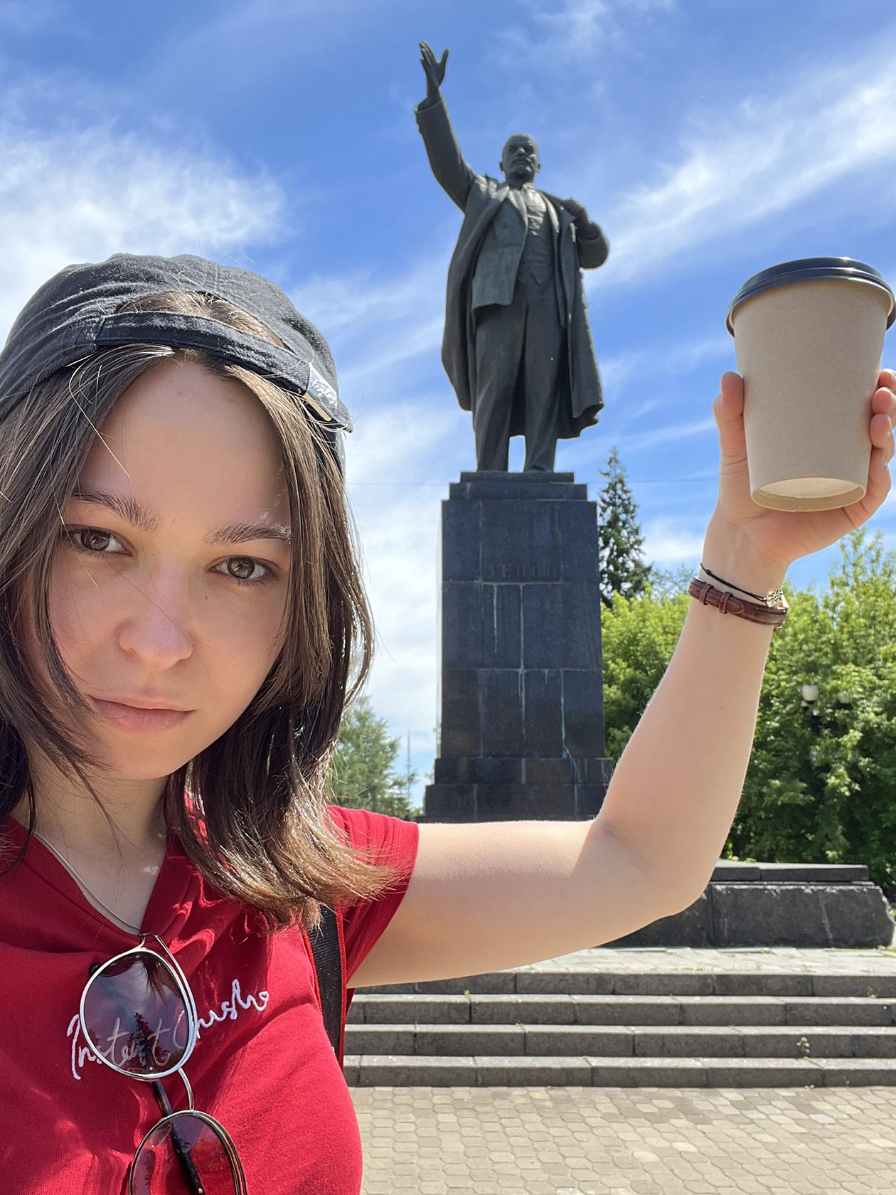 А неподалеку — памятник Ленину, который есть и во всех остальных городах
