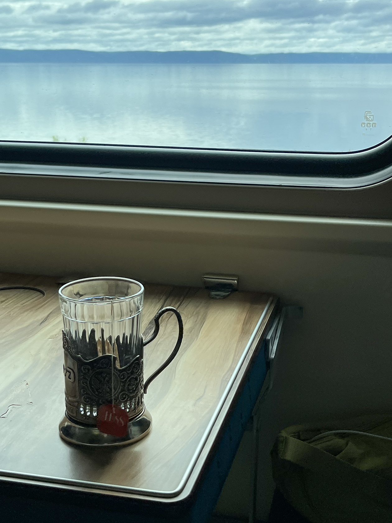 На поезде с Дальнего Востока до Иркутска выбирайте боковое нижнее место. Оно есть только в плацкартных вагонах и располагается у окна — как раз со стороны Байкала. Можно любоваться озером все пять часов