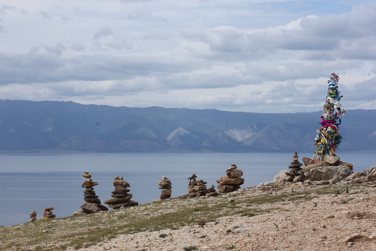 На Байкале принято завязывать хадаки на счастье и складывать пирамидки из камней