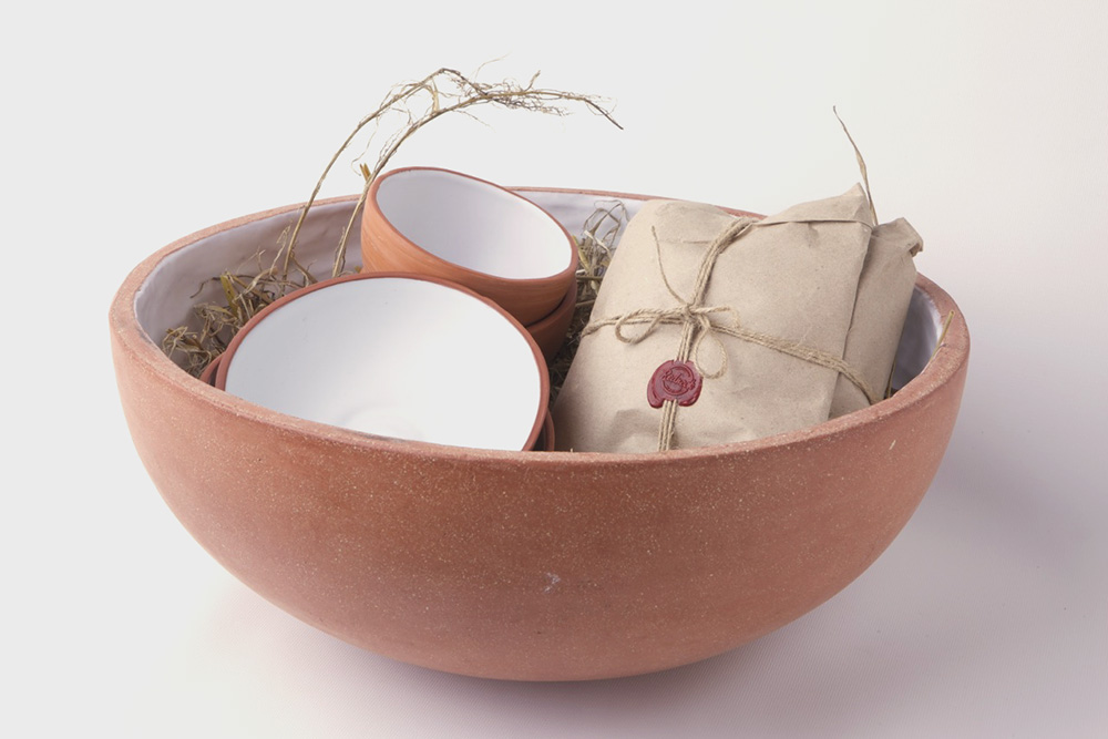 Что касается формы первых изделий, вдохновлялись японской чайной чашкой. Придумали снаружи отделать ее шершавой необработанной красной глиной, а внутри — покрыть белой эмалью