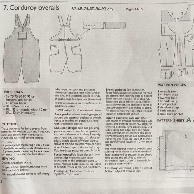 Модель брюк из журнала Ottobre Design Kids. Брюки на регулируемых подтяжках будут расти вместе с ребенком