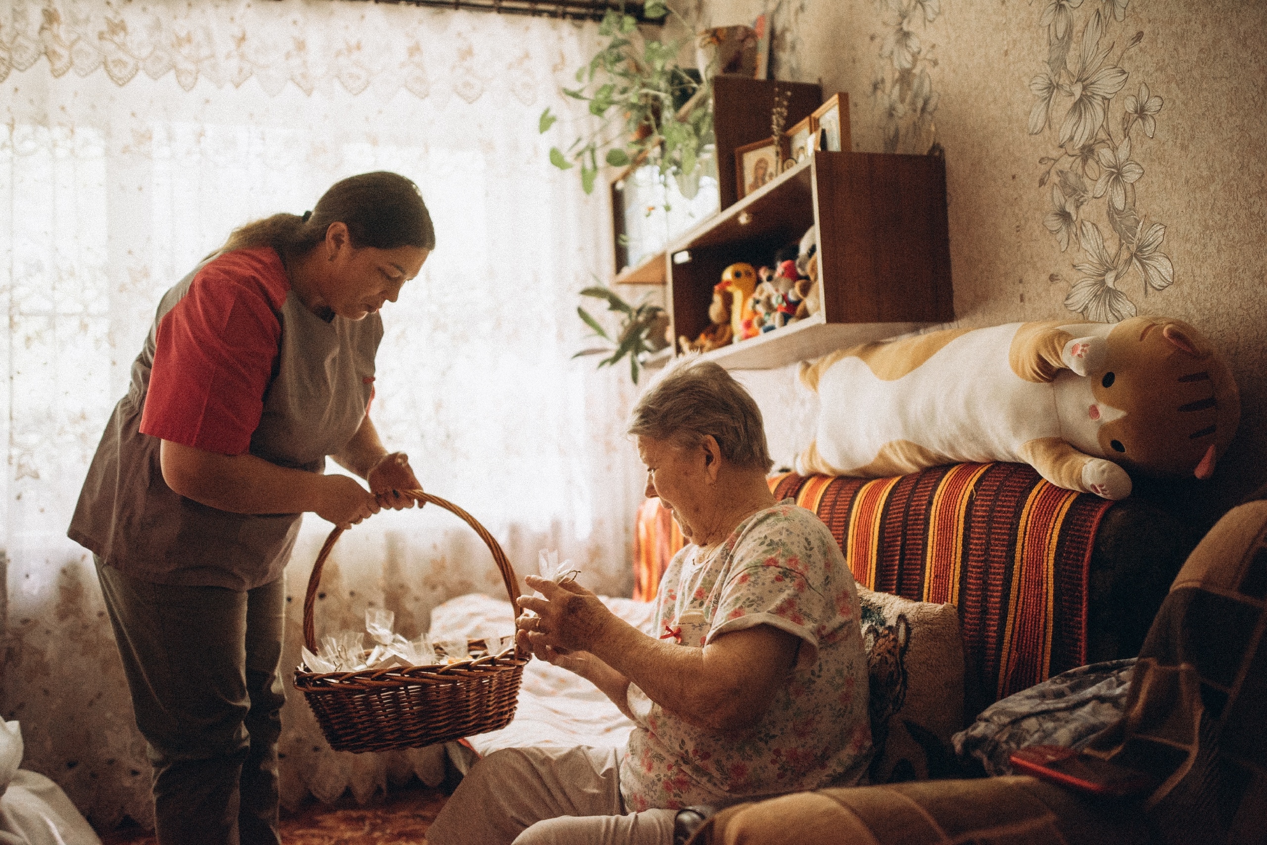 Возможность выбора может оставаться. Самое разное отыскивает подопечный в нашей «корзине радости»: броши, помады и карманное зеркальце, консервы, носочки или увлажняющий крем