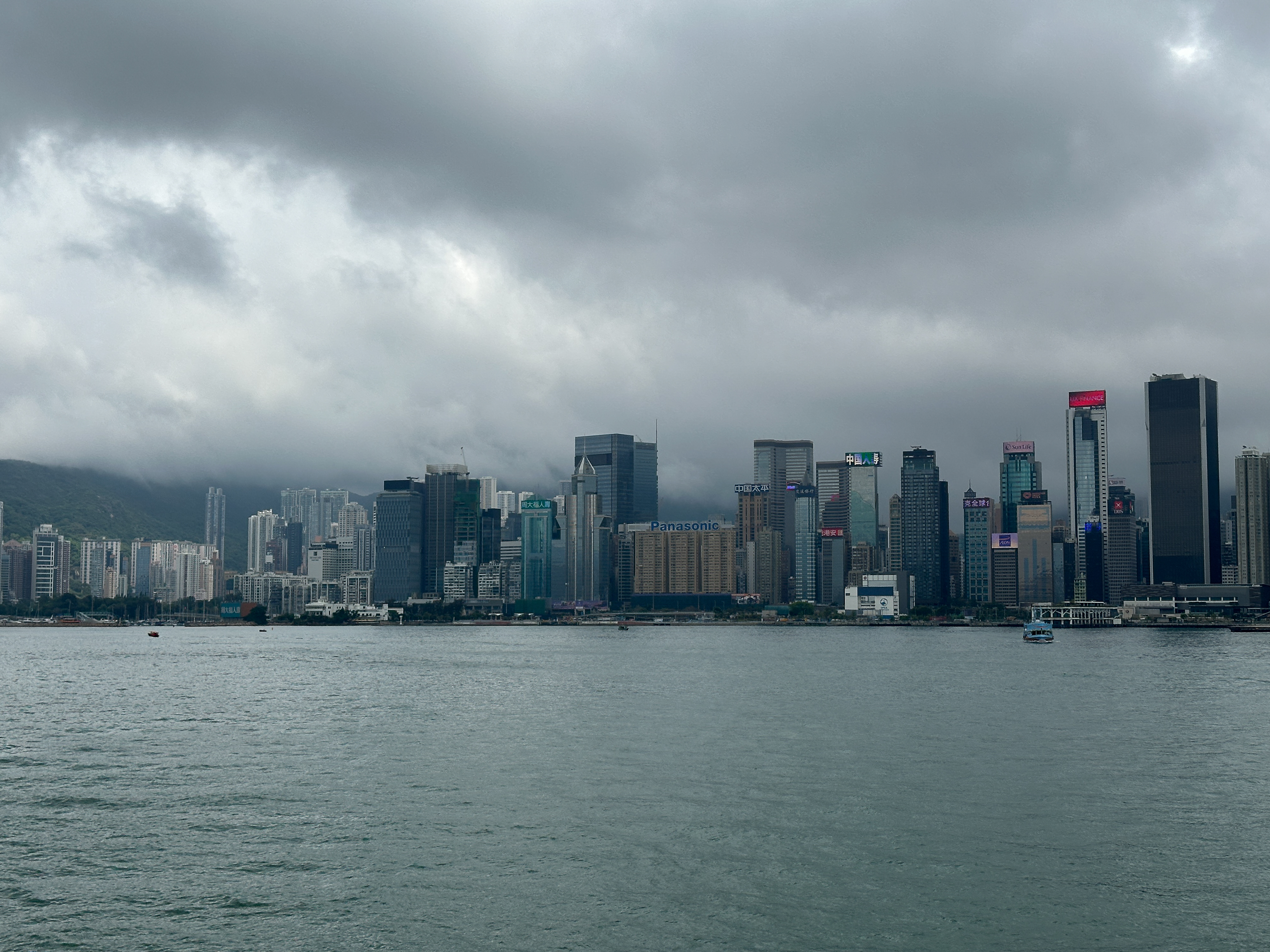 Смотрим на остров Гонконг с променада на полуострове Коулун