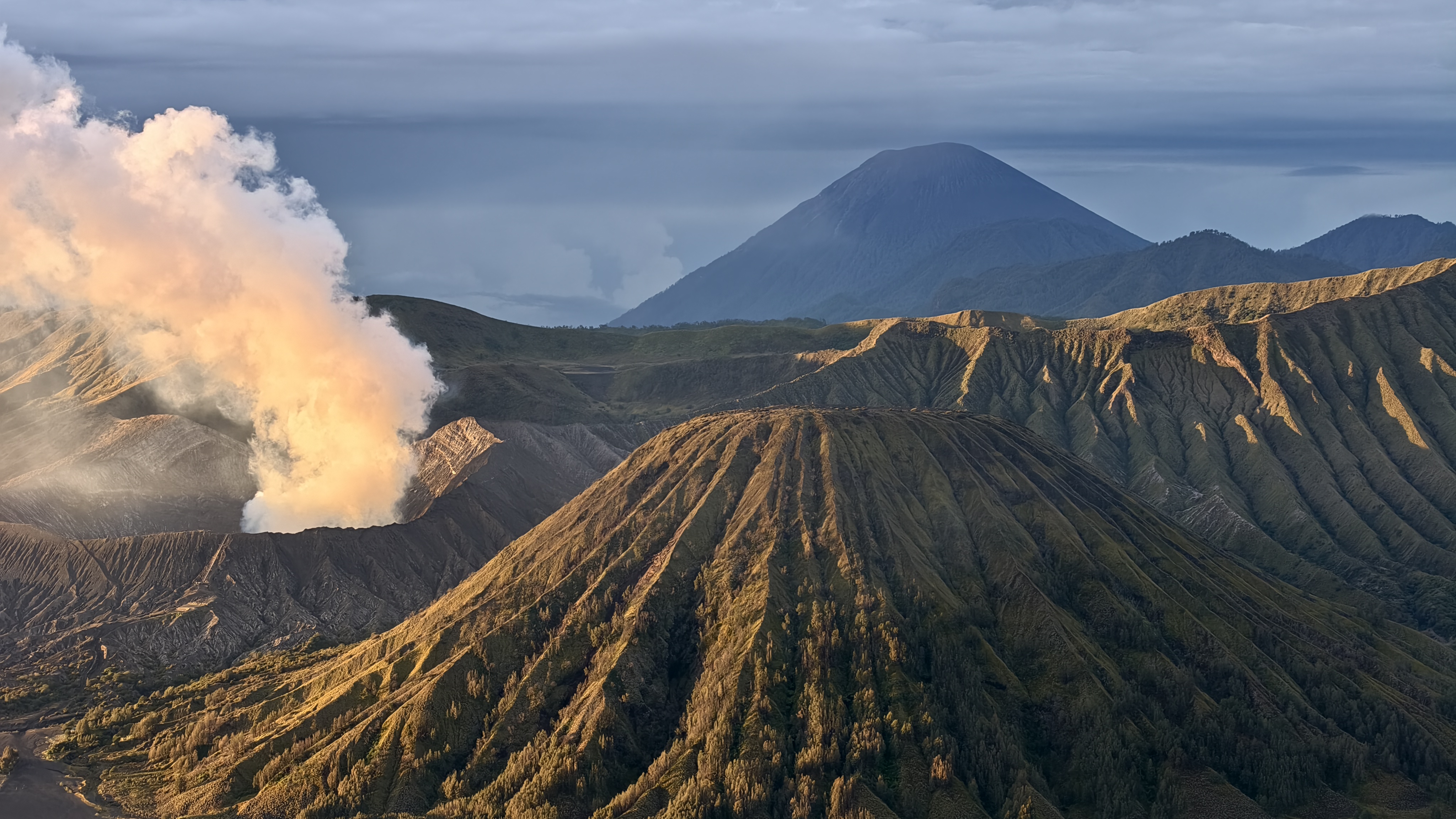 Вид на Бромо, Семеру и Баток