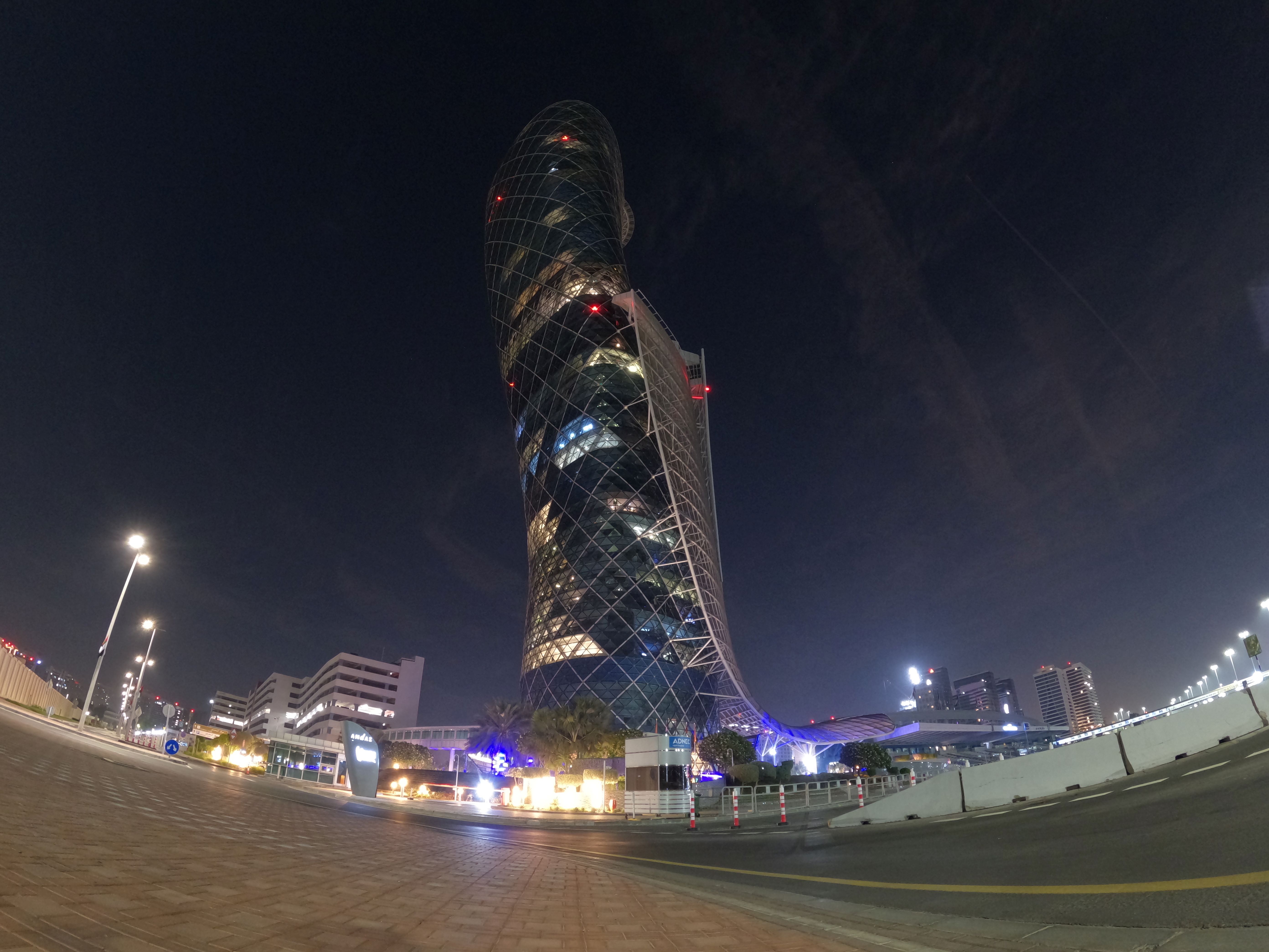 Абу-Даби, Capital Gate