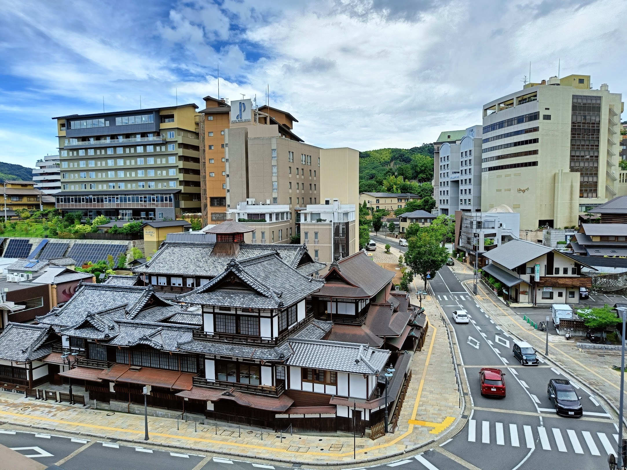 Dōgo Onsen Honkan. Вид сверху