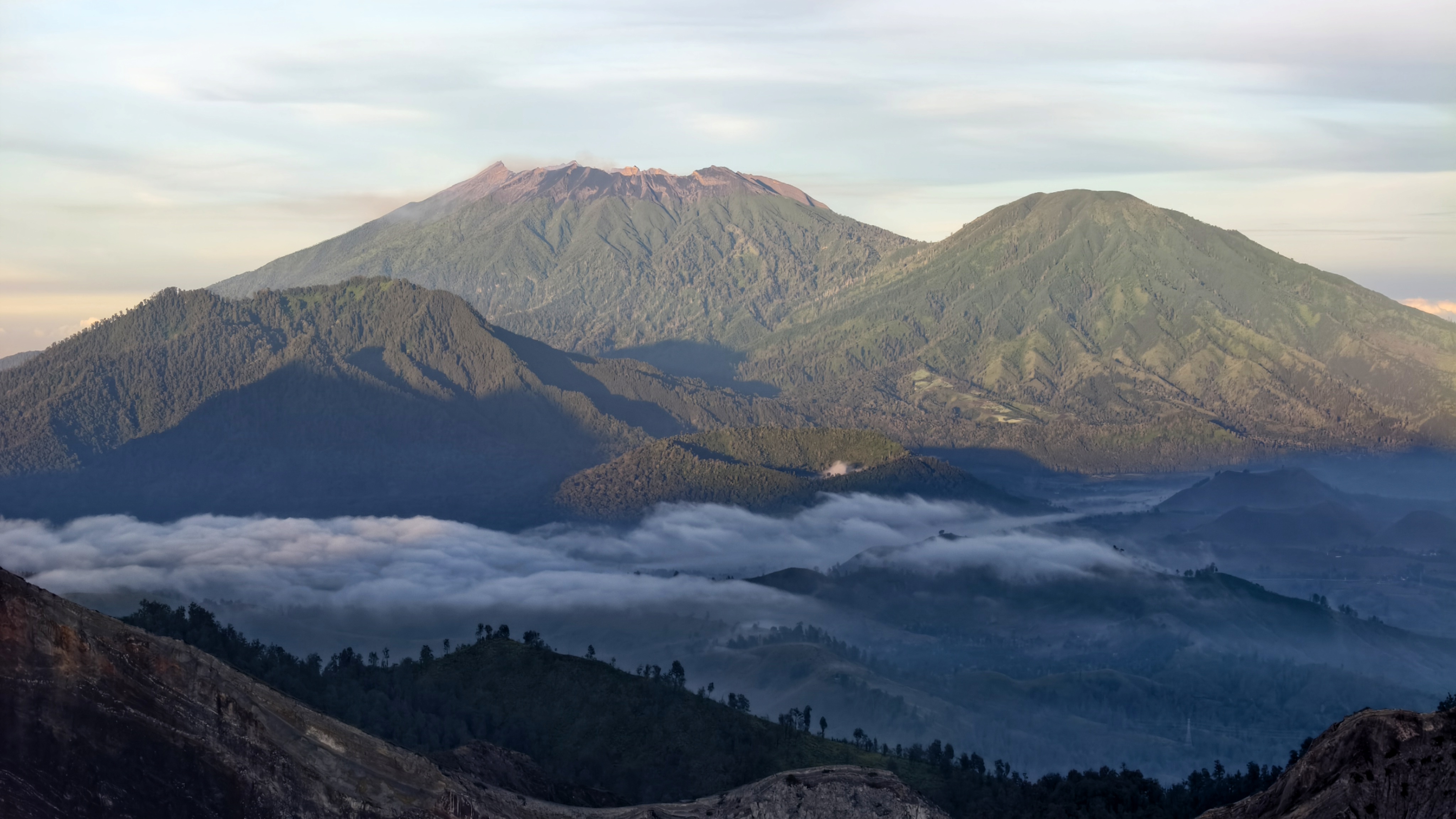 Вид на Раунг с кратера Иджена