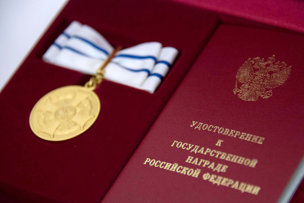 Медаль ордена «Родительская слава» выполнена из серебра с позолотой. На фото — женский вариант медали. Фото: Евгений Самарин / mos.ru