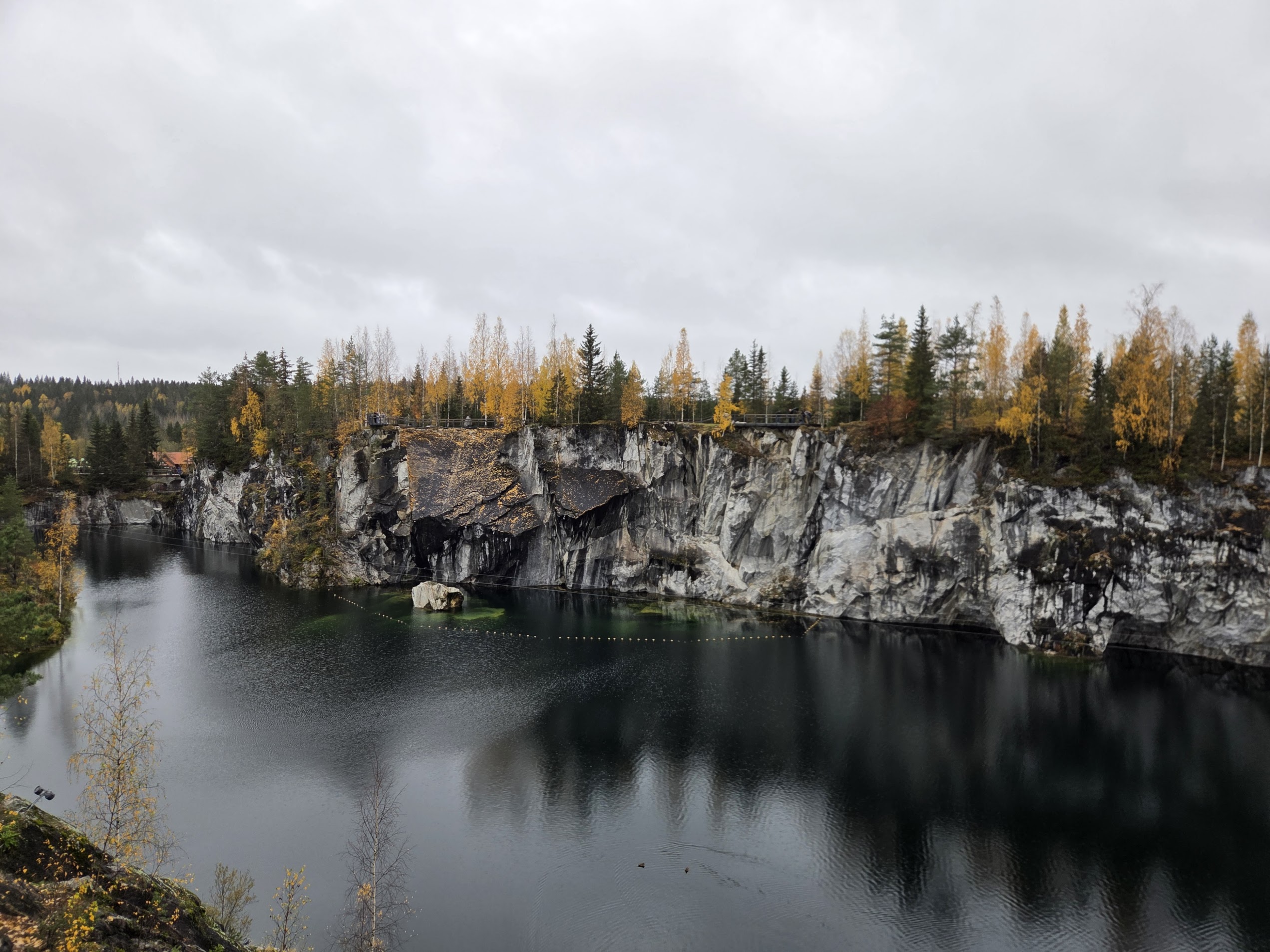 Рускеала, водопады и осенний лес: как мы съездили в Карелию на машине из Петербурга