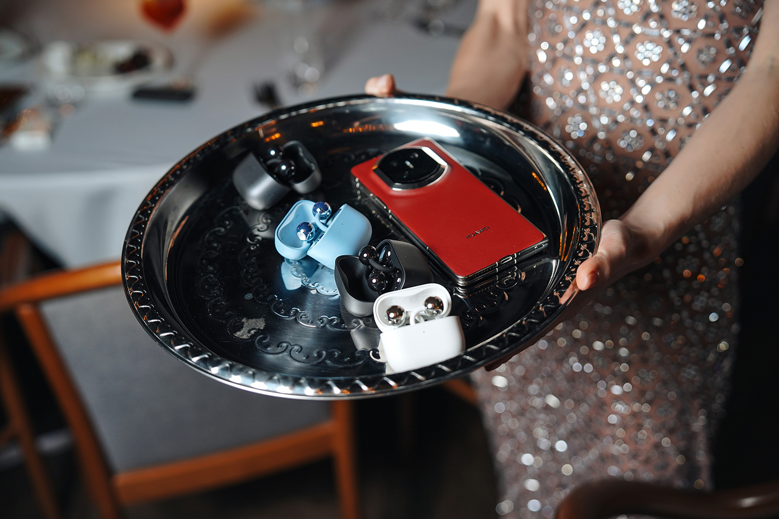 Красный Huawei Mate X7 вместе с наушниками Huawei FreeClip 2 во всех доступных расцветках