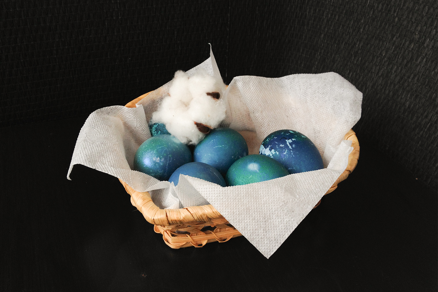 Несмотря на то, что отвар был фиолетовым, яйца могут окраситься в синий, бирюзовый и зеленый