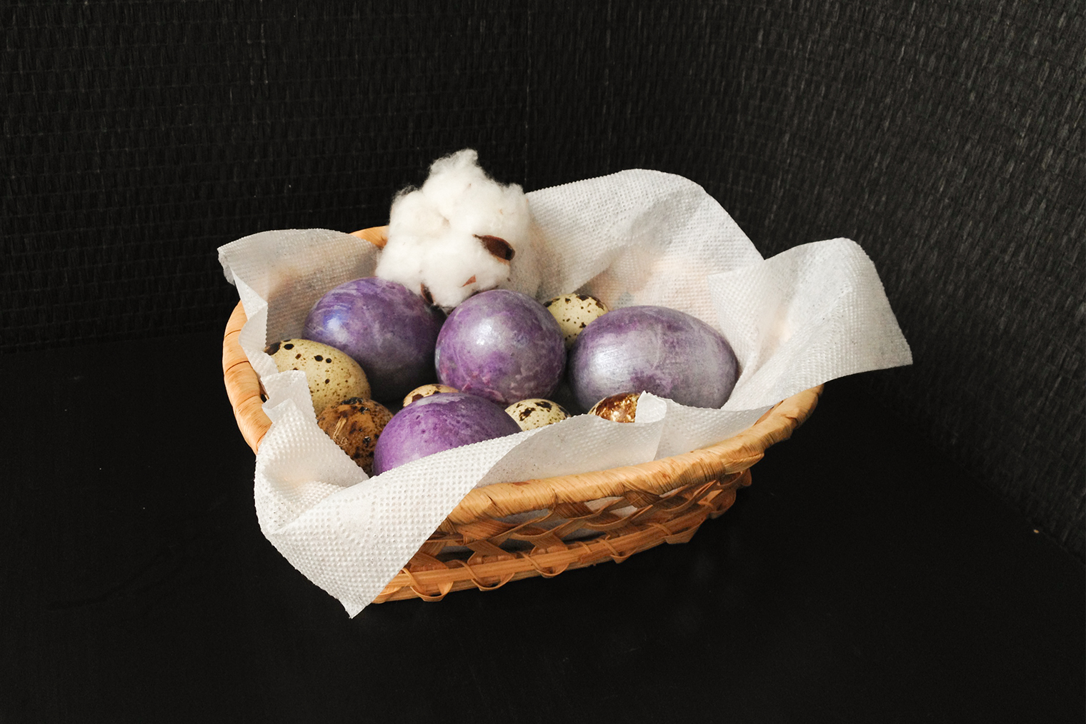 Яйца окрашиваются в глубокий фиолетовый цвет