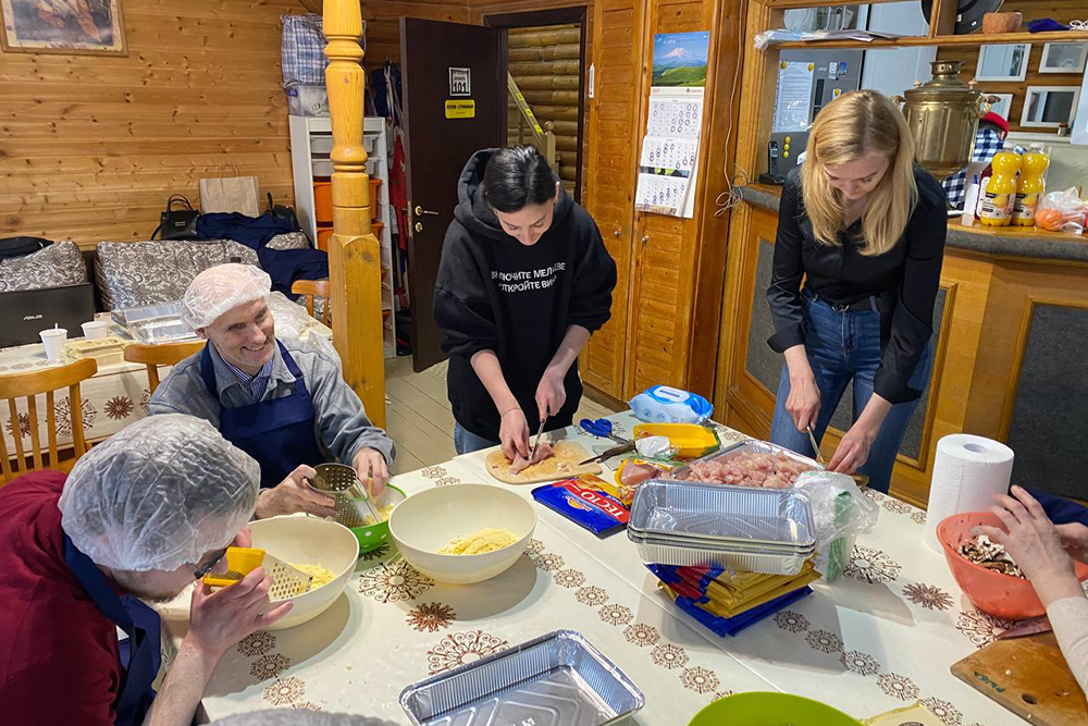 Мастер-класс по приготовлению пирогов в доме слепоглухих в Пучкове