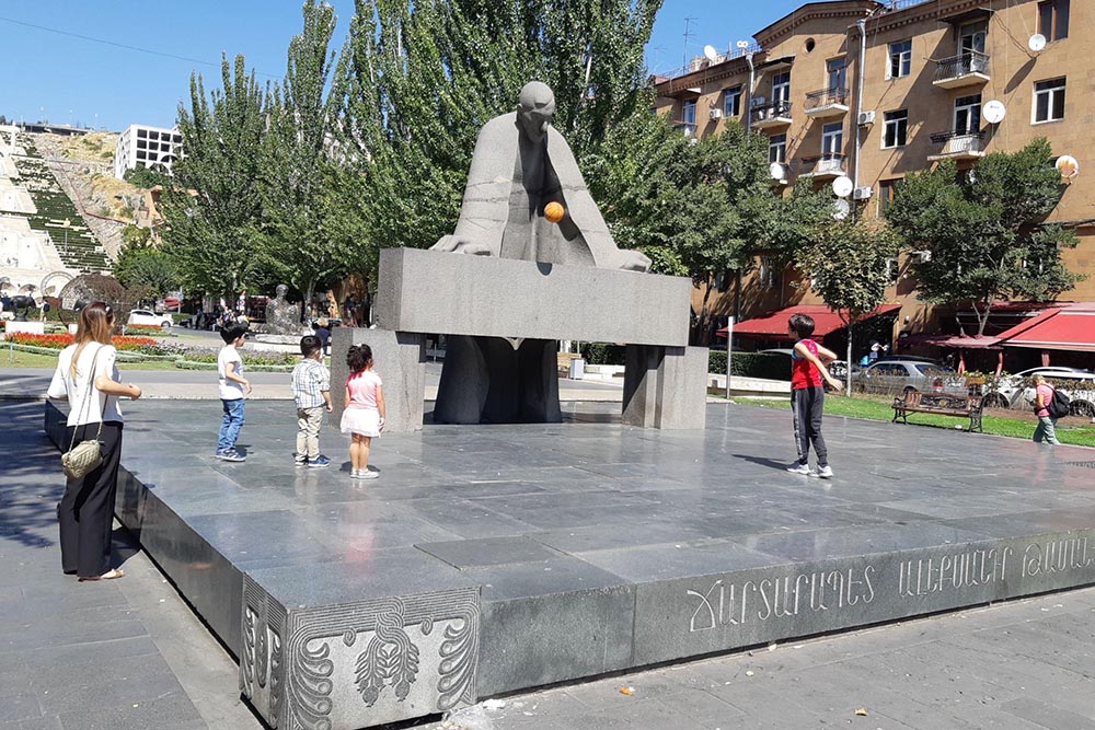 Если гулять по городу не спеша, можно заметить интересные детали. Например, в Ереване мы увидели, как дети кидают мяч памятнику