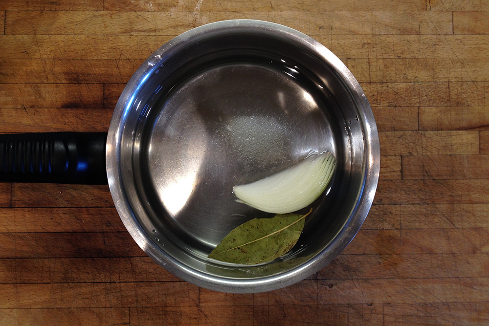 Варите пельмени не просто в воде, а подготовьте нехитрую основу для бульона: так будет вкуснее