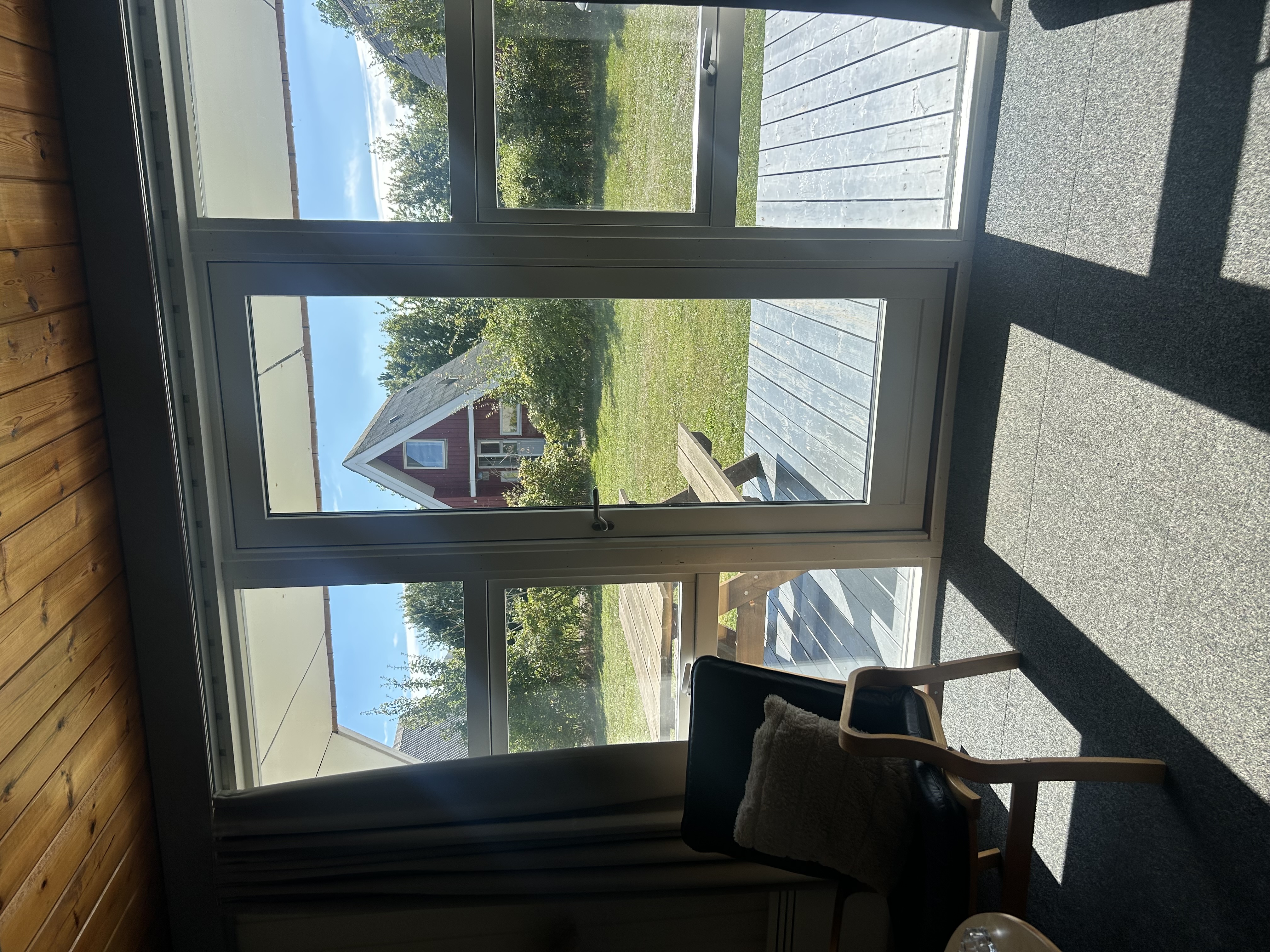 Наш дом. Небольшая гостиная в нем и выход на задний двор.