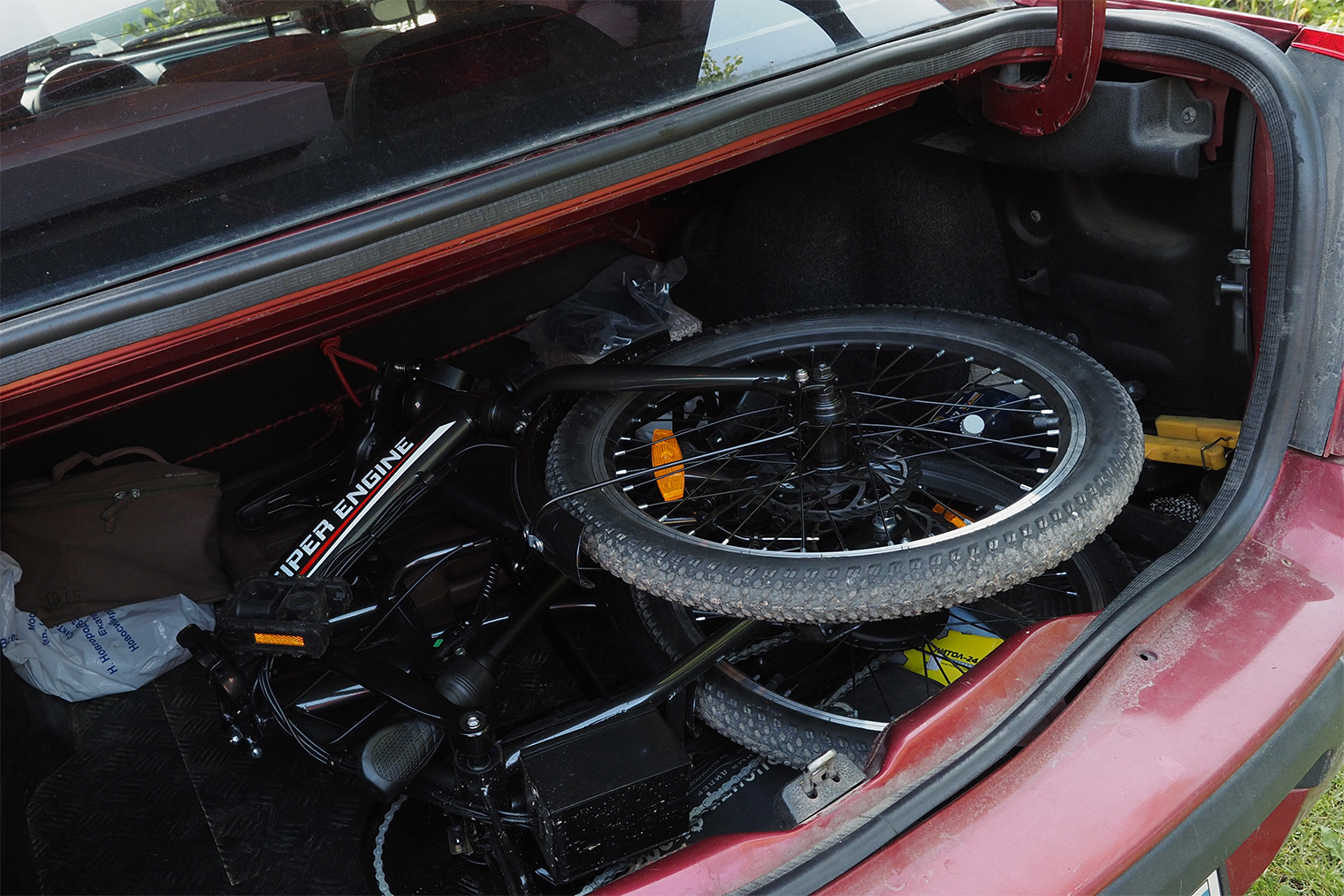 В сложенном виде велосипед поместится почти в любой багажник, еще и останется место для других вещей