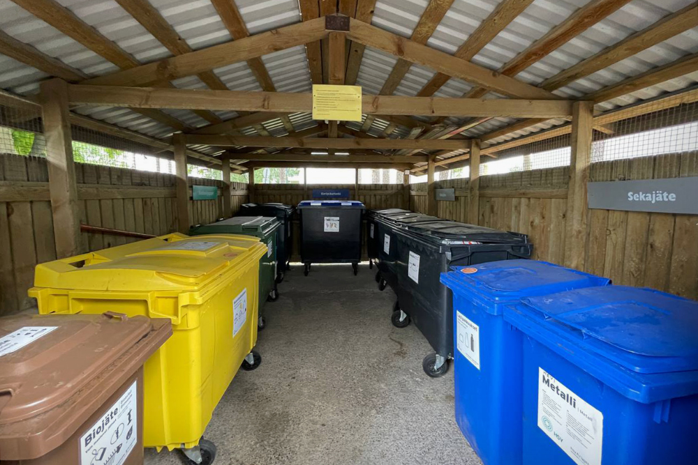 Внутри «домика» находятся контейнеры для разных типов мусора