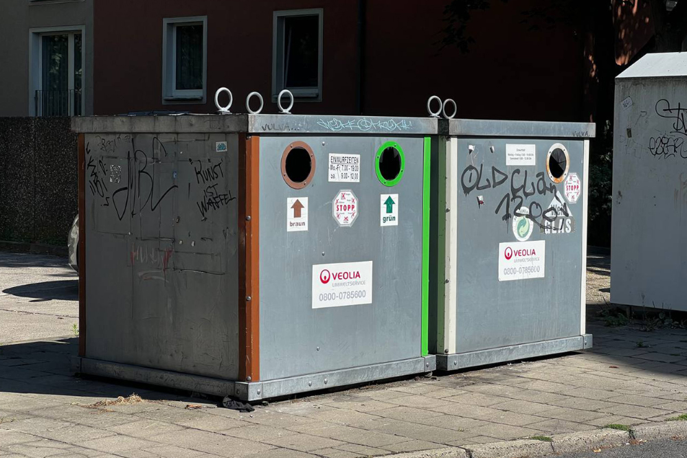 Пункты сдачи стекла в Германии, расставленные по городу. Слева — контейнер для коричневого и зеленого стекла, справа — для прозрачного