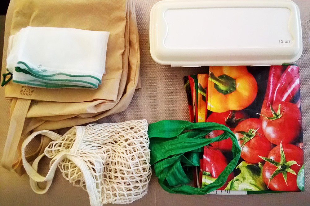 Несколько многоразовых сумок и авоська, мешочки для фруктов и овощей, контейнер для яиц — это для покупок. Этот комплект вещей за 900 ₽ окупил себя и экономит до 1200 ₽ в год