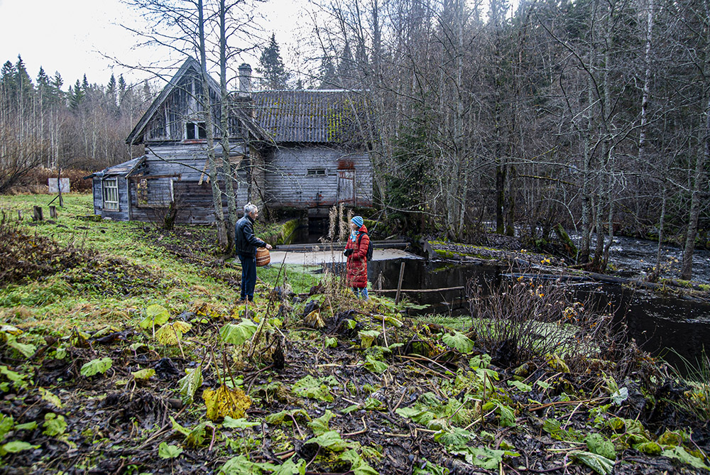 Заброшенная финская водяная мельница. Это единственное место, где мы встретили людей