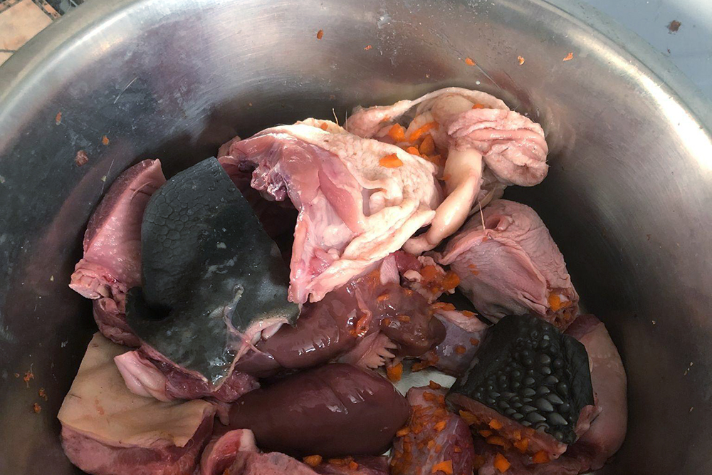 Так выглядит стандартная порция еды для Деи в мясной день: в миске свиной пищевод, подъязычный срез, говяжий нос, печень, куриные головы и грудка с костями
