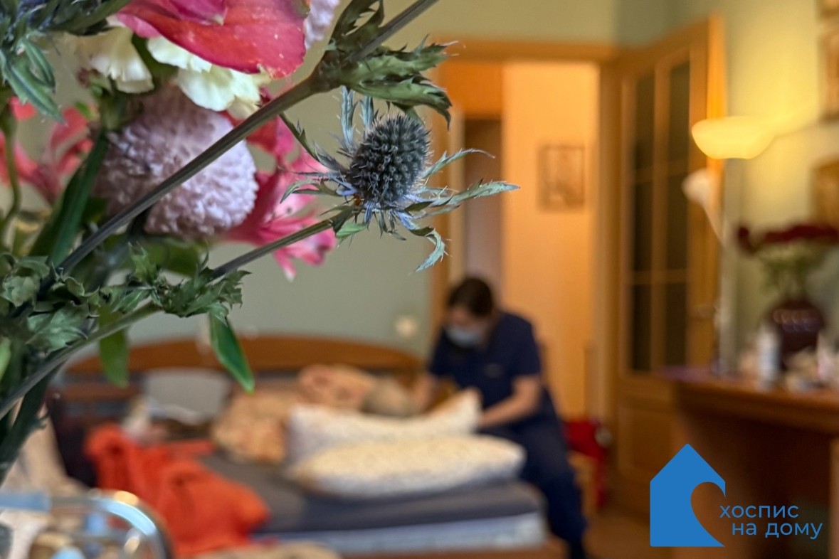 Медицинская сестра хосписа во время визита меняет постельное бельё, что помогает снизить риск возникновения пролежней.