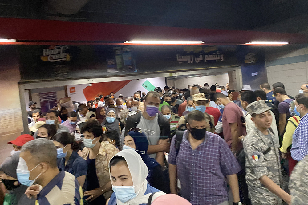Столько людей было в метро в будний день примерно в 2 часа дня. Люди носят маски. На входе есть таблички, которые напоминают их надеть