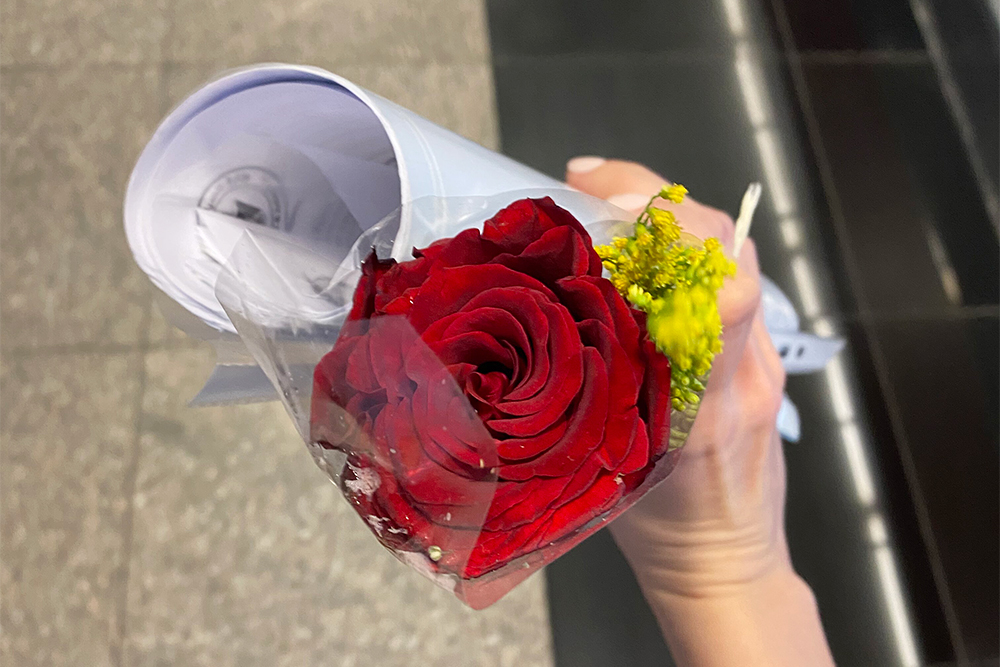 Туристам в аэропорту Каира вручали розы