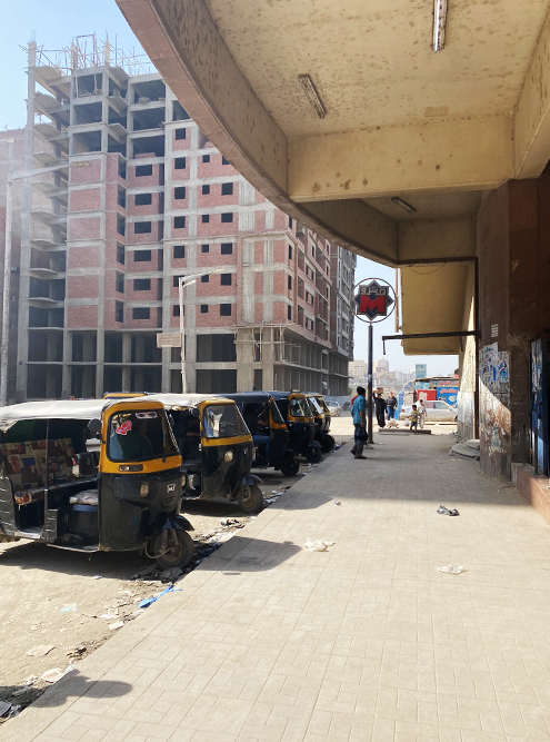 Мы пересаживались на такси в Гизе. И здесь, и в центре Каира все завалено мусором, который отвратительно пахнет из-за жары